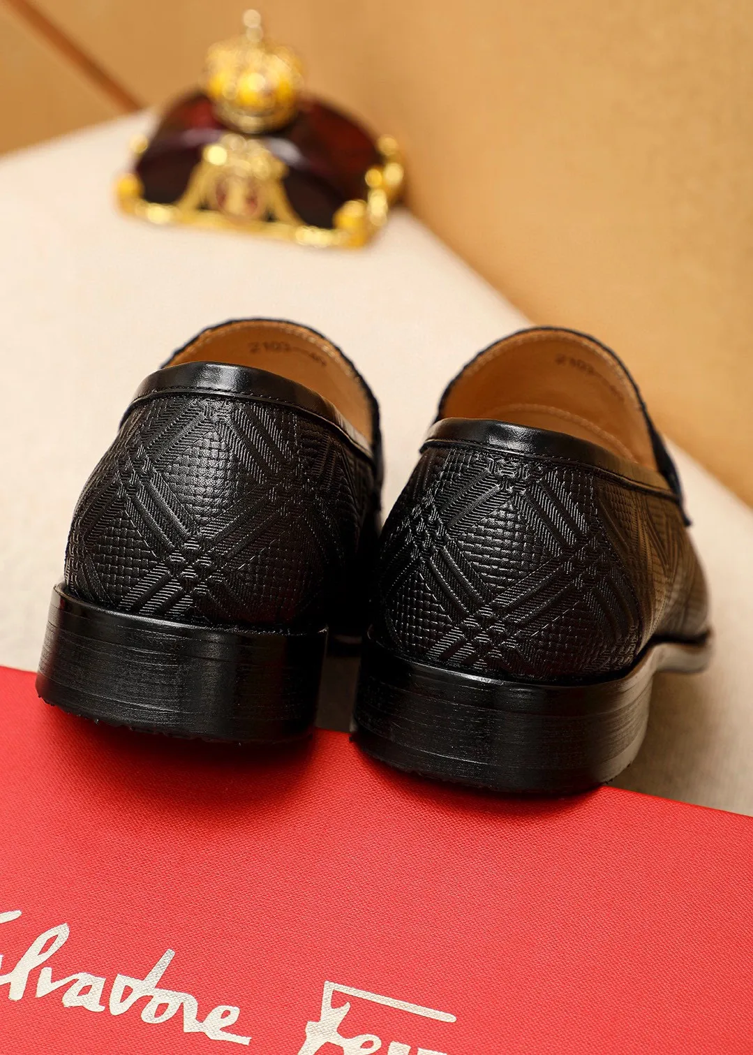 Men's shoes💰480💰 Product trademark: Ferragamo "Ferragamo" casual leather shoes Regular size: 38-44 (custom-made for 45🉑️) Product materials: Selected imported first-layer calfskin embossed upper + original hardware buckle, imported water-dyed cowhide leather lining. Strong three-dimensional visual effect, combined outsole Color: 1⃣️color optional
